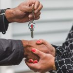 Legătura dintre salarii, chirii și prețuri la proprietățile imobiliare