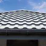 Cum să citești certificatul de garanție la țigla metalică: diferența dintre garanția la perforare și cea la coroziune